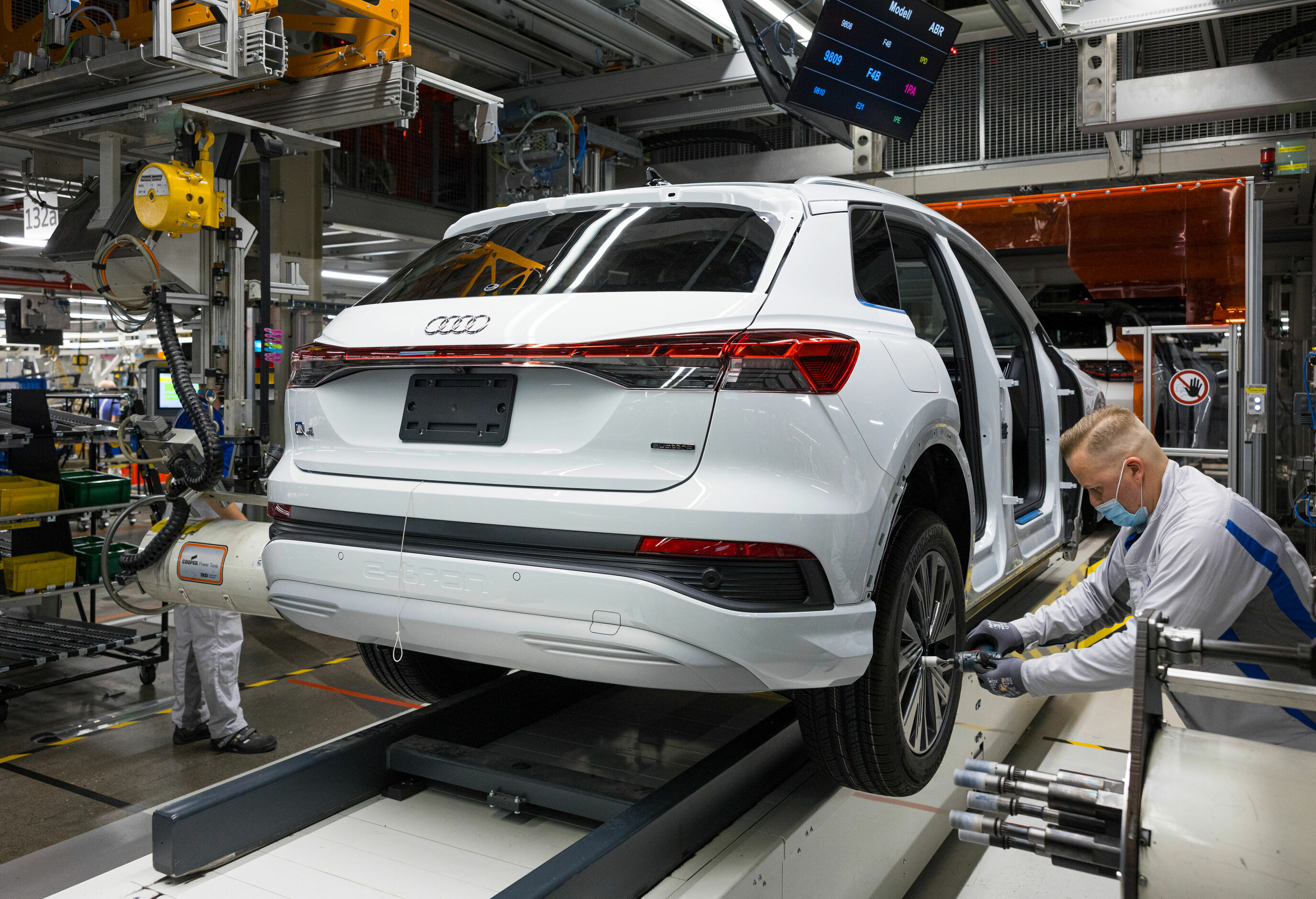 The Audi Q4 e-tron’s success story: in its transition to electromobility, Audi is turning to synergies within the whole group - The Audi Q4 e-tron and Q4 Sportback e-tron are being produced in the multi-brand factory in Zwickau, where the Volkswagen ID.3...