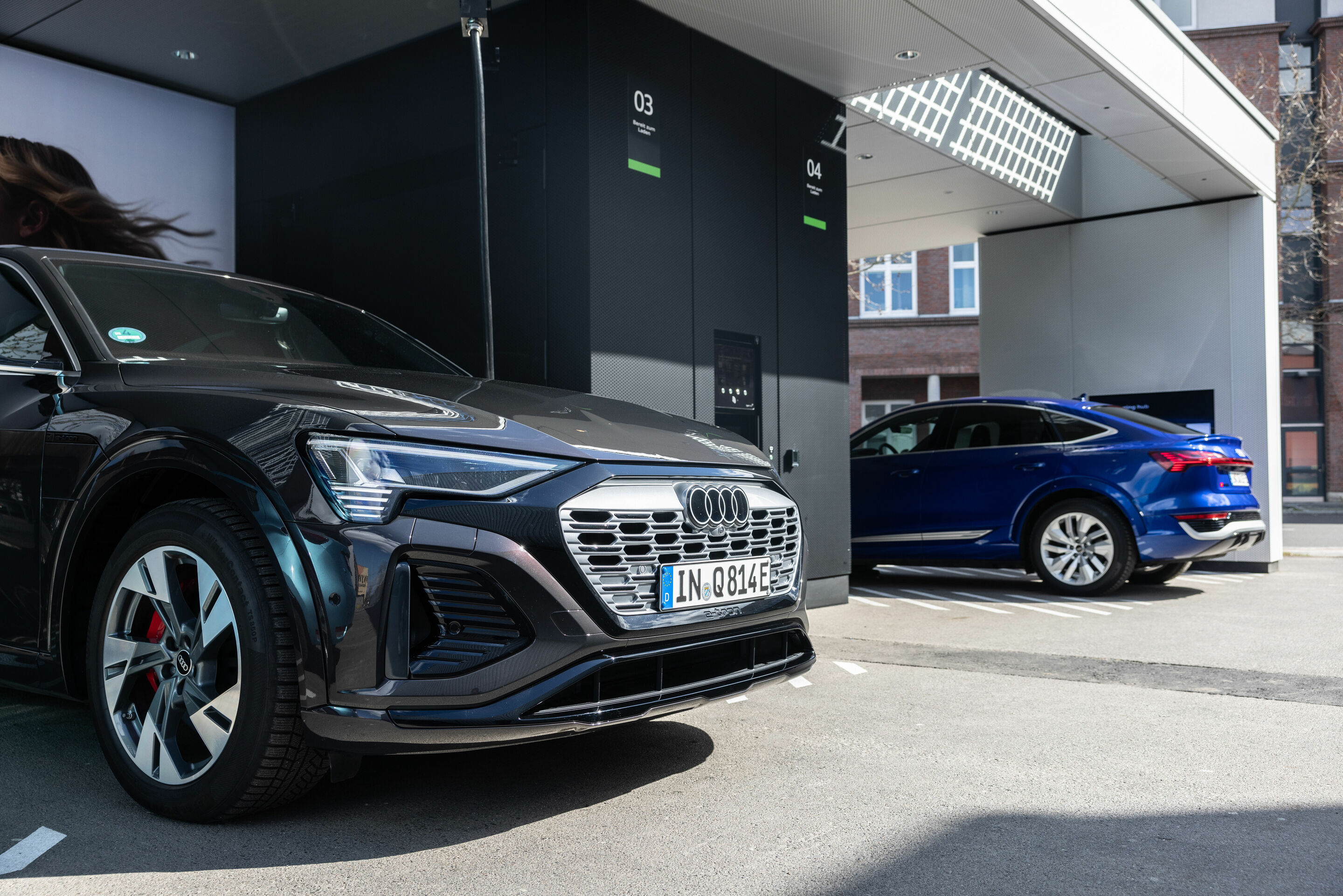 Audi charging hub Berlin - Audi Q8 Sportback 55 e-tron quattro, Static photo, Colour: Madeira Brown metallic.
Audi SQ8 Sportback e-tron, Static photo, Colour: Ultra Blue metallic.