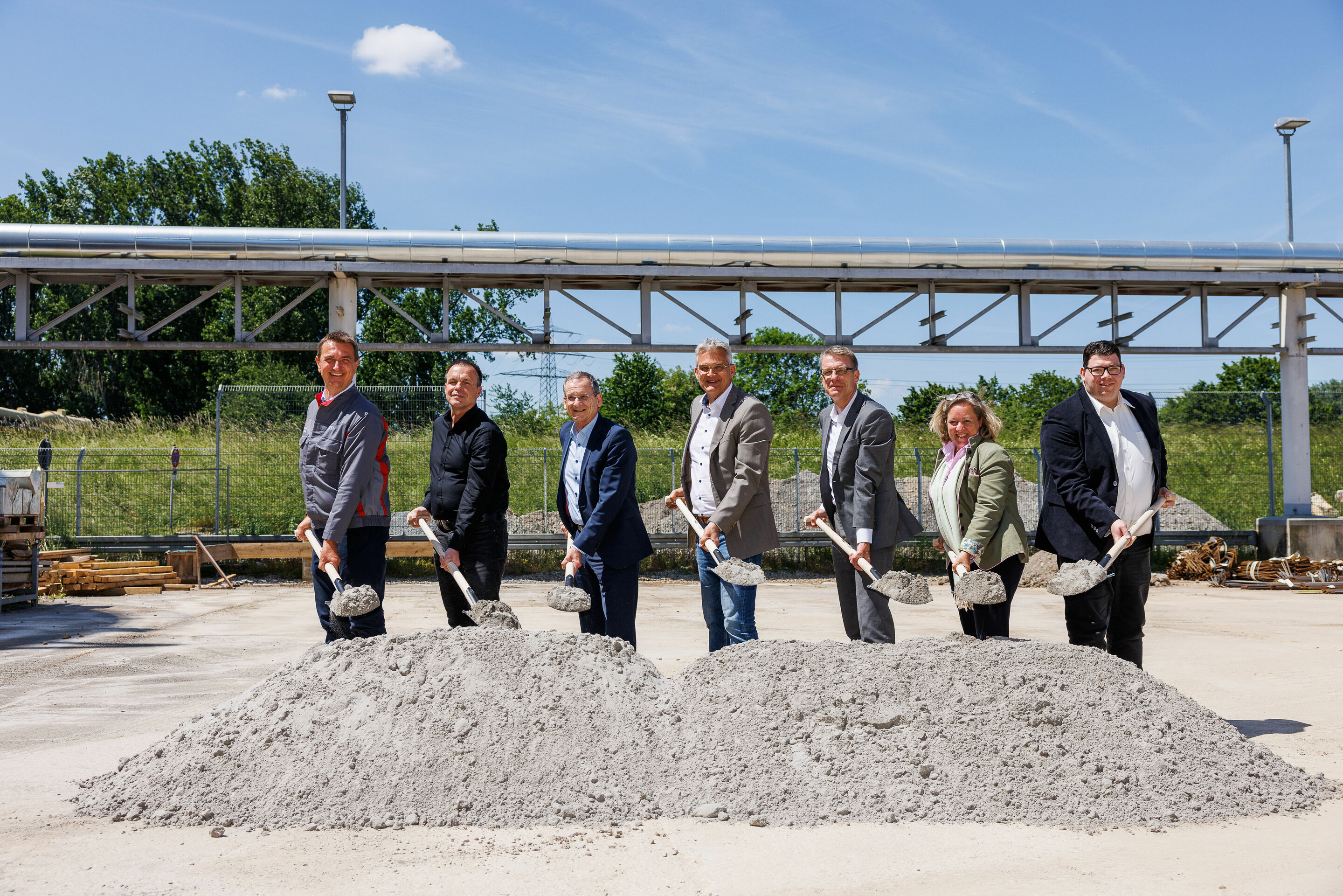 Audi invests in the future - Groundbreaking ceremony for the sustainable water cycle: (from left to right) Dr. Achim Diehlmann, Head of Environmental Protection at the Neckarsulm site and Project Manager Mission:Zero, Rainer Schirmer, Chairman of the...