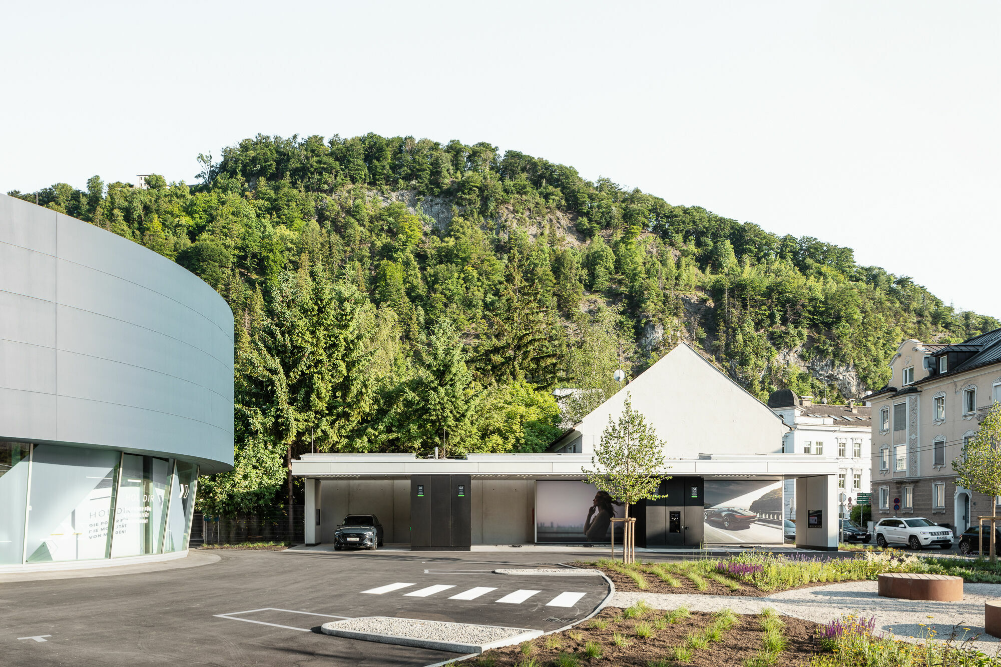 Audi charging hub Salzburg - Following locations in Nuremberg, Berlin, and Zurich, the brand with the four rings opened a premium quick-charging station in Salzburg, its fourth worldwide. Four reservable quick-charging points with up to 320 kW of output...