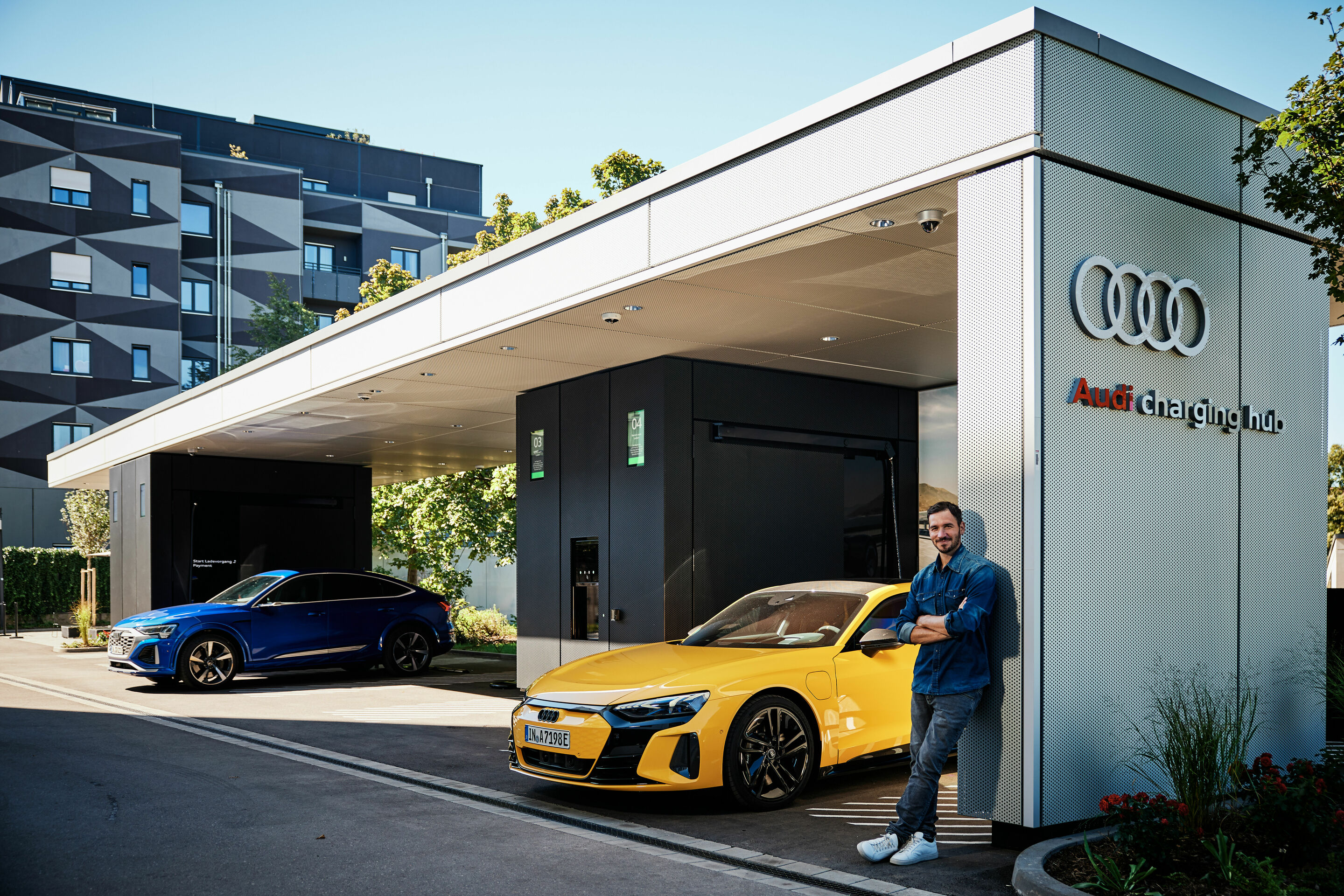 New Audi charging hub opens in Munich - Charging in the urban center: The new Audi charging hub is situated in a residential area in the district of Munich-Obersendling and is therefore very easy to reach, finds brand ambassador Felix Neureuther.