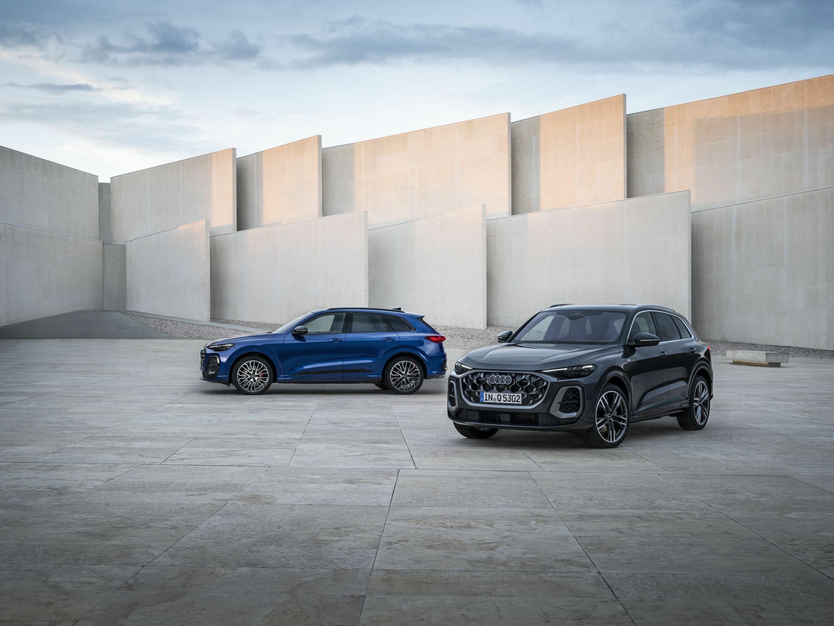 Audi SQ5 TFSI / Audi Q5 SUV - The new Audi Q5 and SQ5 models impress with their dynamic design and modern technology. All available variants feature the mild hybrid system MHEV plus.
Static photo,
Colour: Ultra blue metallic
Colour: Tambora grey metallic
