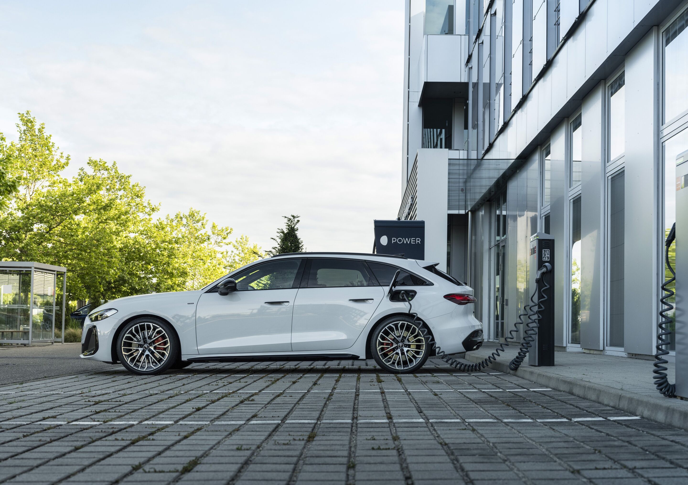 Audi A5 Avant e-hybrid quattro - Static photo,
Colour: Glacier white