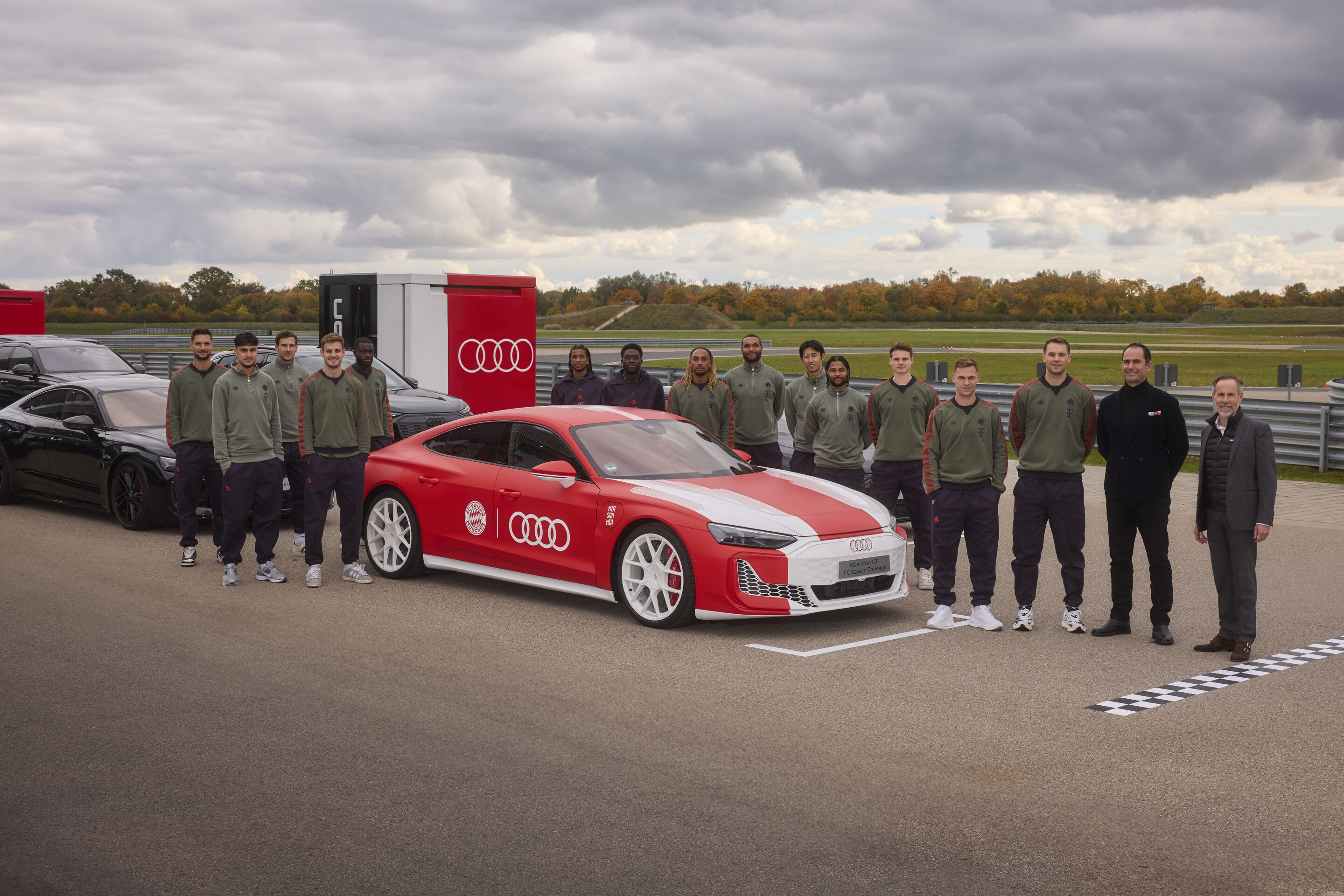 Audi hands over new company cars to FC Bayern Munich - Andreas Henke (Vice President Brand Audi), Marco Schubert (Board Member for Sales and Marketing, AUDI AG), captain Manuel Neuer (from right), and the FC Bayern Munich team are gathered around the...