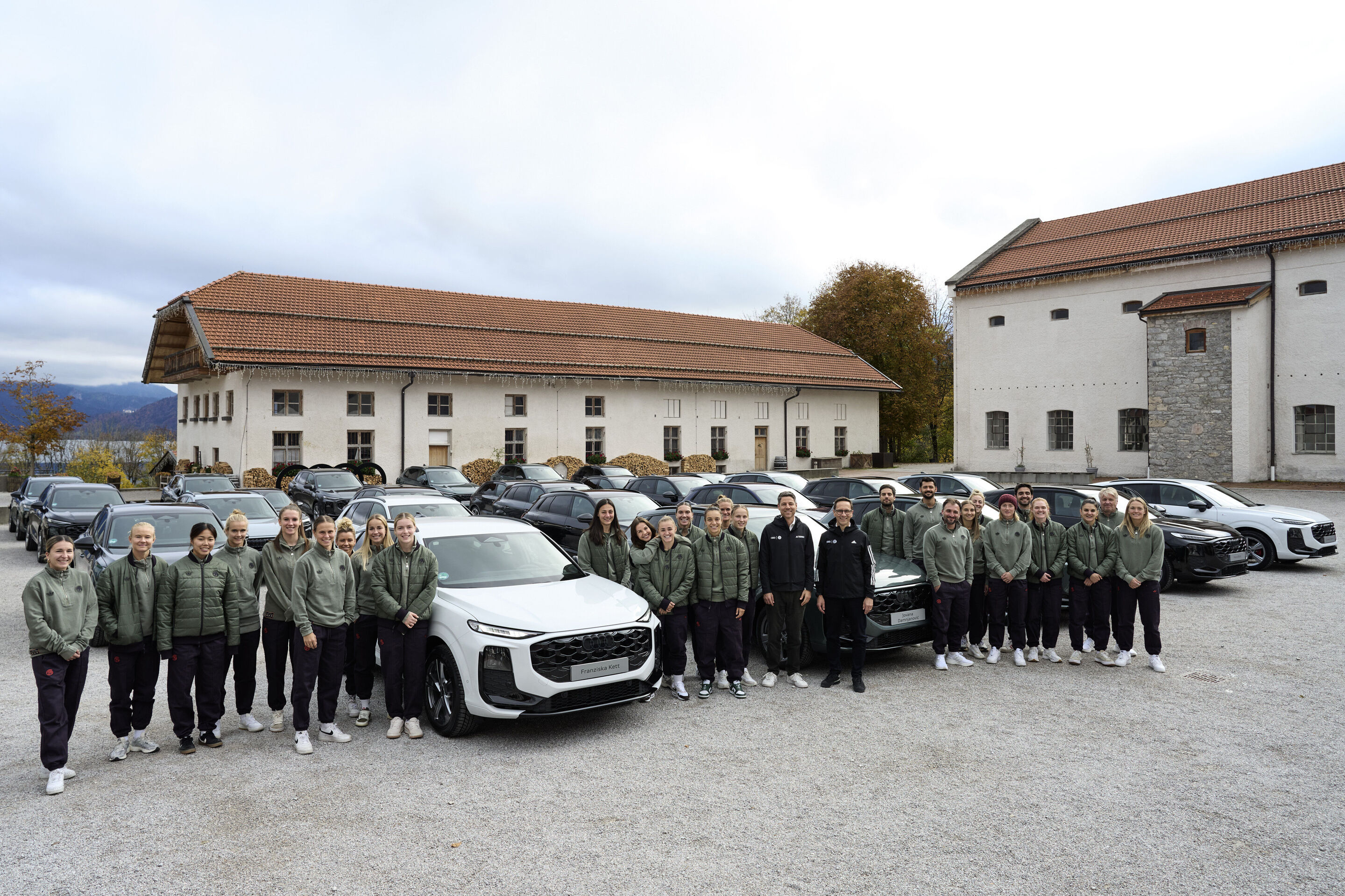 Dynamics meet team spirit: FC Bayern Munich women choose Audi Q3 - The FC Bayern Munich women's team gathered around an Audi Q3 during the vehicle handover at Lake Tegernsee.