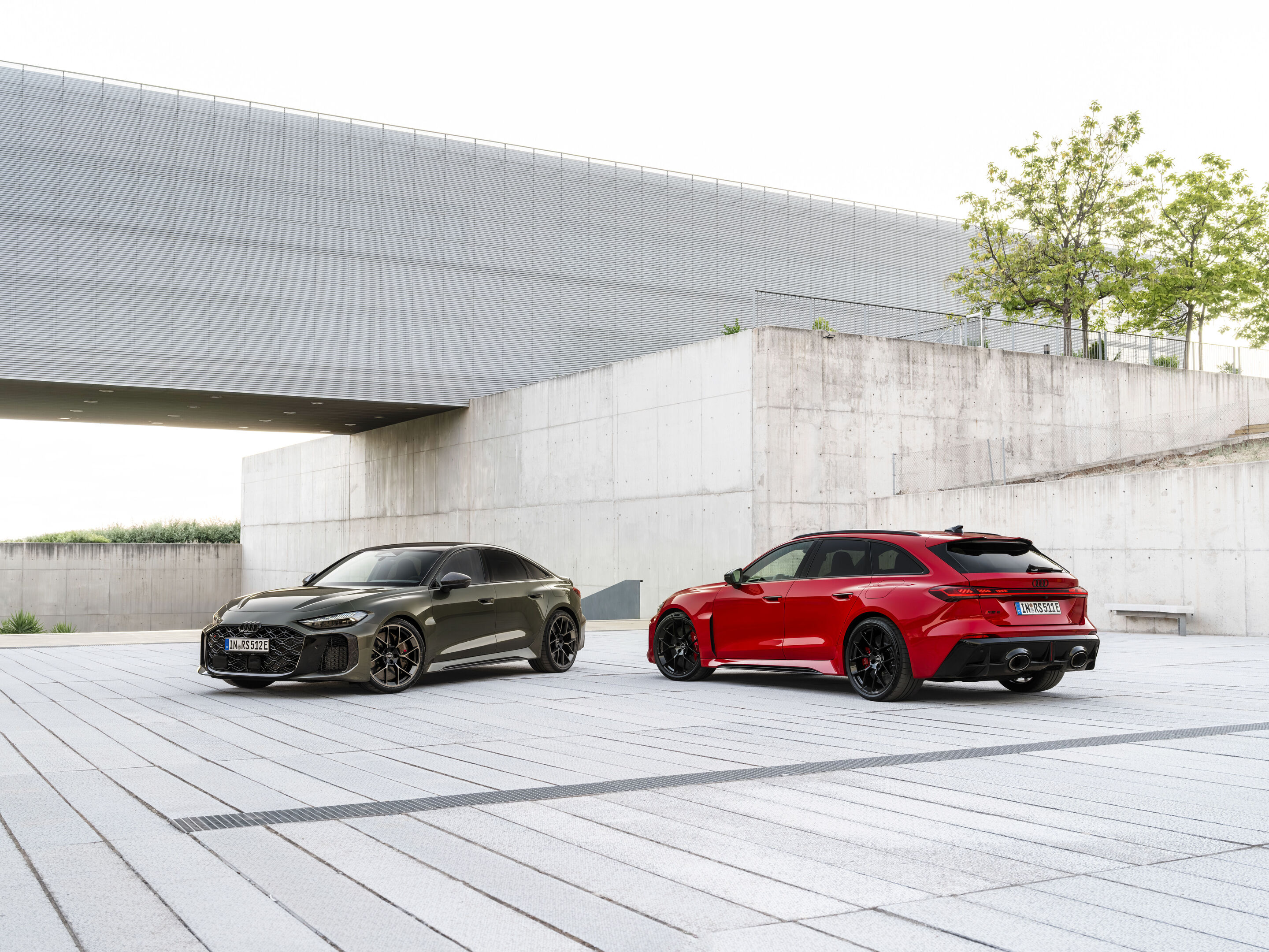Audi RS 5 Sedan / Audi RS 5 Avant - Bedfordgreen metallic, Progressiv red metallic, outdoor static photo, exterior, three-quarter front and three-quarter rear view