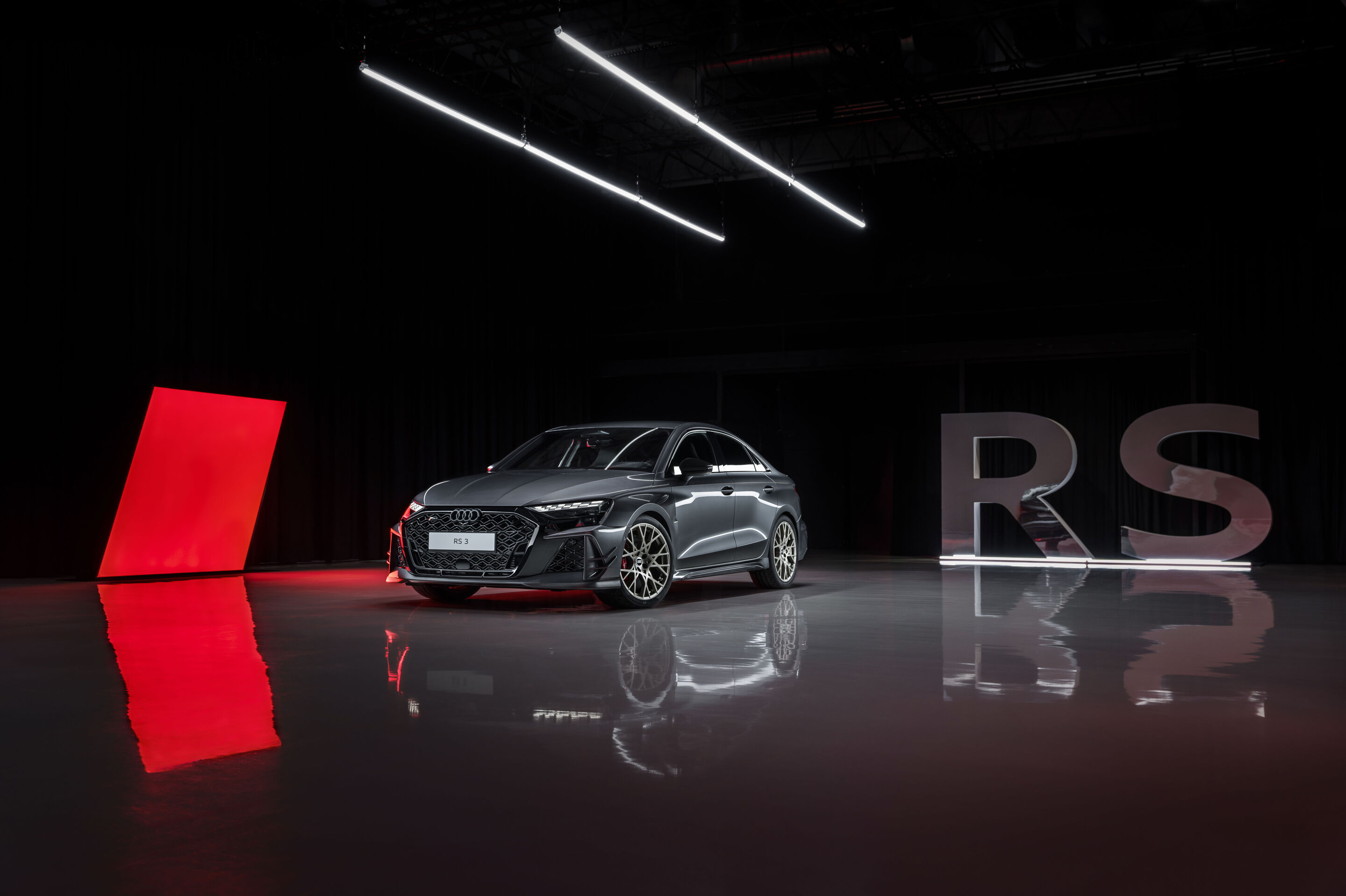 Audi RS 3 Sedan competition limited - Daytona gray pearl effect, indoor static photo, exterior, three-quarter front view