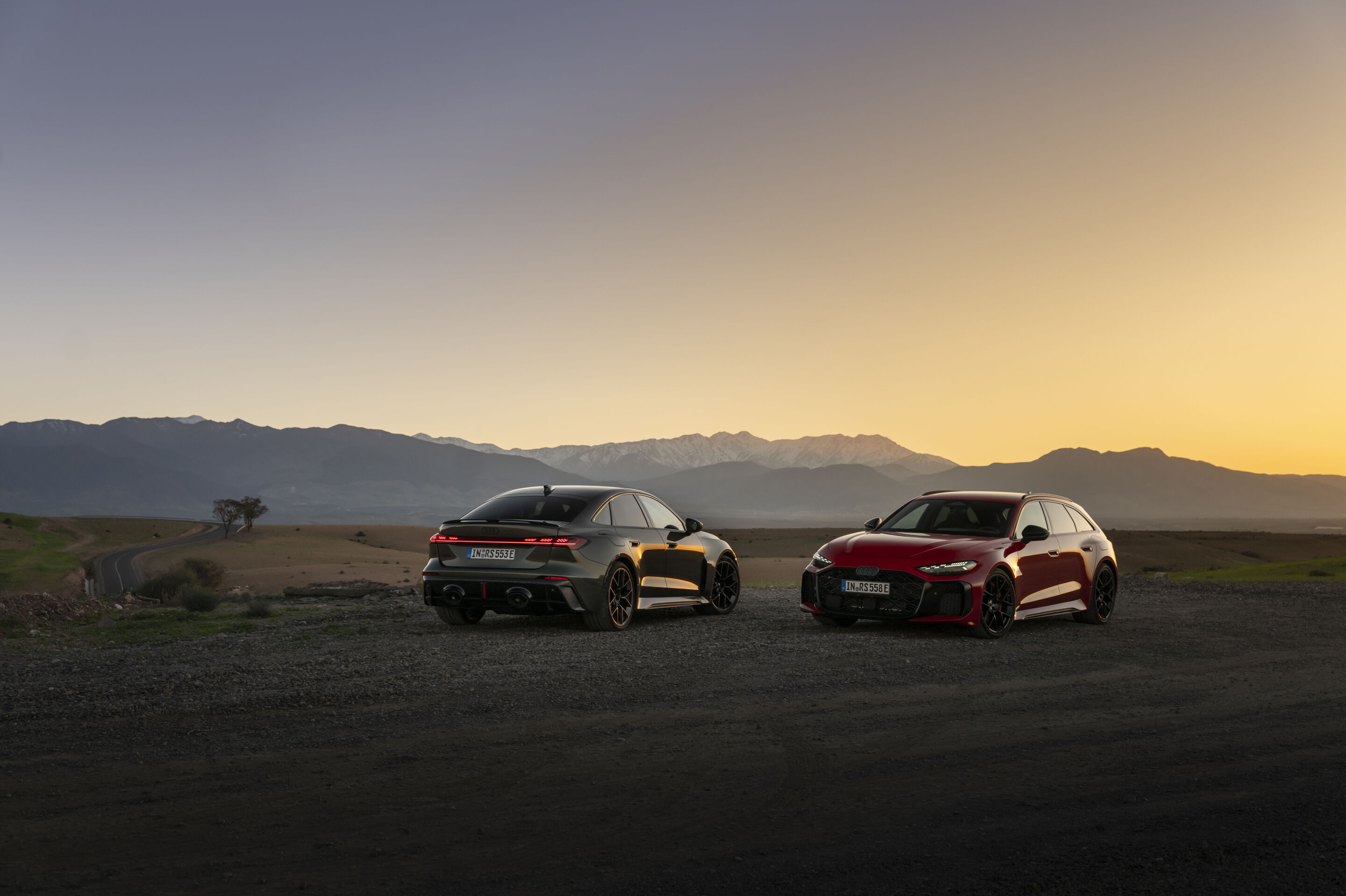 Audi RS 5 Sedan / Audi RS 5 Avant - Bedfordgreen metallic, Progressiv red metallic, outdoor static photo, exterior, three-quarter rear and three-quarter front view