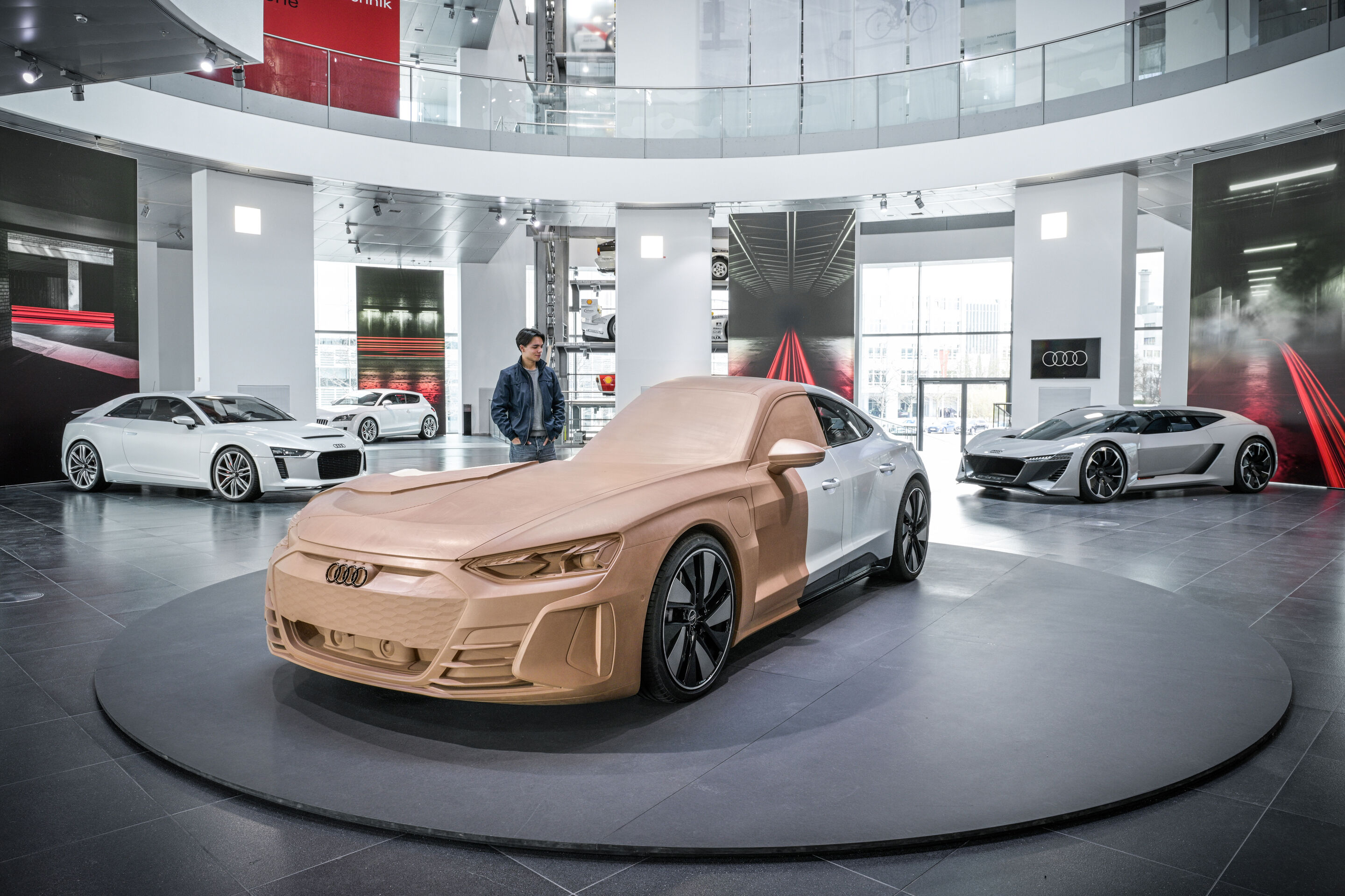 Audi museum mobile zeigt „Design Legenden“ - In the center of the image, the three quarter front view of a layer model of the Audi e tron GT.
