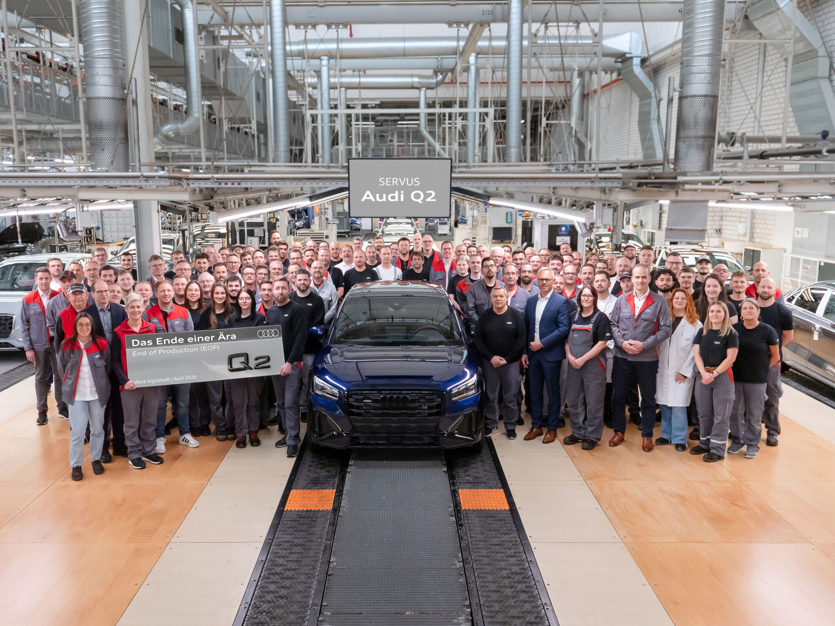 Audi strengthens production network - Audi employees gather in the assembly department at the Ingolstadt site for a group photo with the Audi Q2. Production of the model will end in April 2026.