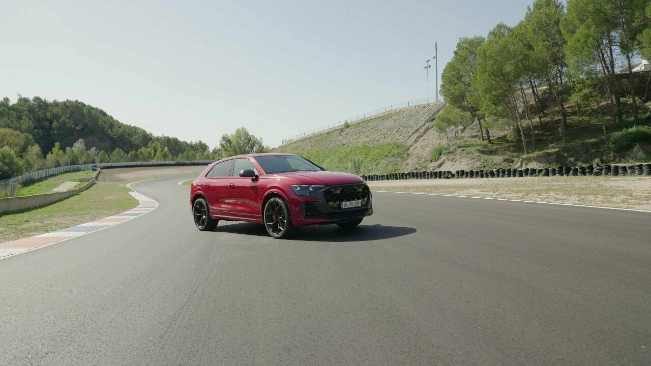 Audi RS 3 Sportback, Audi RS Q8 SUV performance – Trailer (on location)